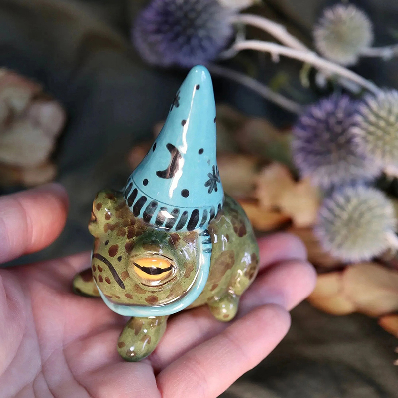 Witch Hat Little Frog Statue R - مراجعة Outdoor Furniture Arhaus وسعره
